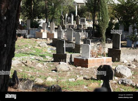 L Pida Y Tumbas En Un Antiguo Cementerio Musulm N Fotograf A De Stock