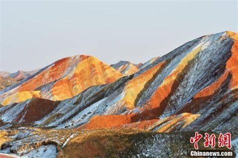 甘肃张掖七彩丹霞披“白纱”郑耀德白雪县境