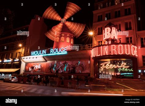 Das Moulin Rouge In Paris Bei Nacht Paris Frankreich Stockfotografie