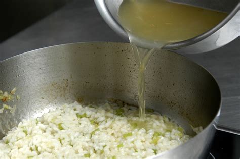 Cómo añadir el caldo al risotto