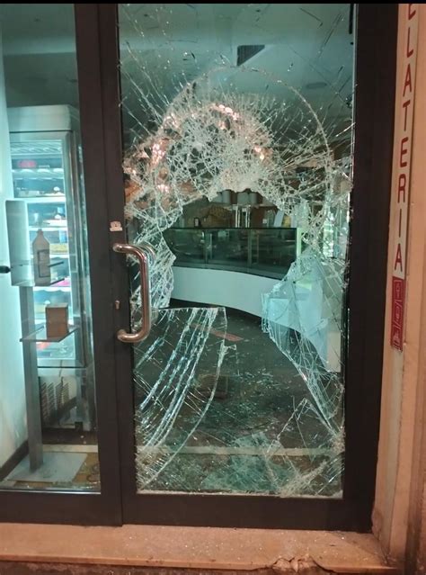 Firenze Unaltra Notte Di Vandalismi Il Titolare Della Gelateria