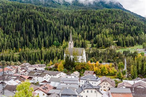 Scuol Kirche Engadiner Dorf Unterengadin Alpen Gebirge Wanderweg