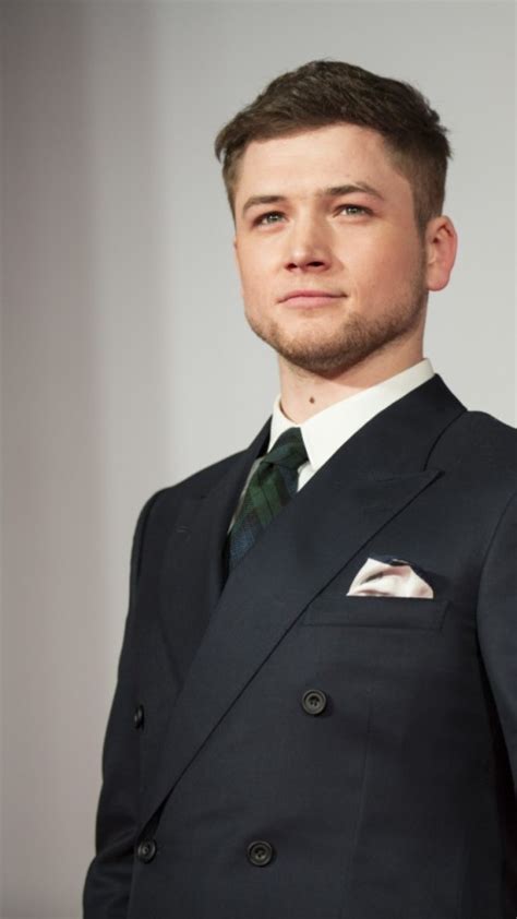 Taron Egerton Kingsman Suit (#3211287) - HD Wallpaper & Backgrounds Download