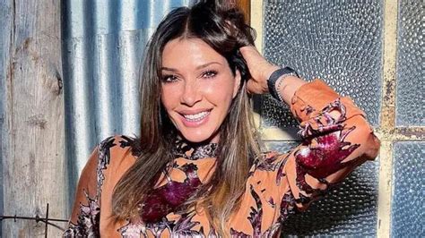 Catherine Fulop Se Abri La Bata Y Con Lencer A Diminuta De Encaje