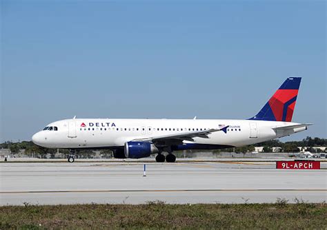 Airbus A320 Side View - Banco de fotos e imágenes de stock - iStock