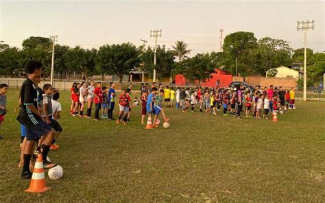 Projeto oferece aulas gratuitas de futebol para crianças em Barra do