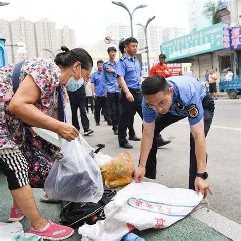 争创进行时 市城管执法局常态化管理 步行街周边环境变了样 经营 商东 西小区