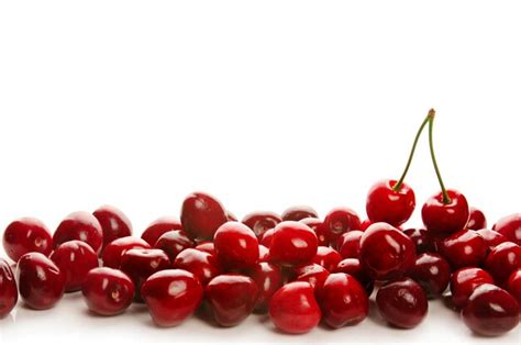 Pilha De Cerejas Brilhantes Doces Isoladas Em Branco Foto Premium