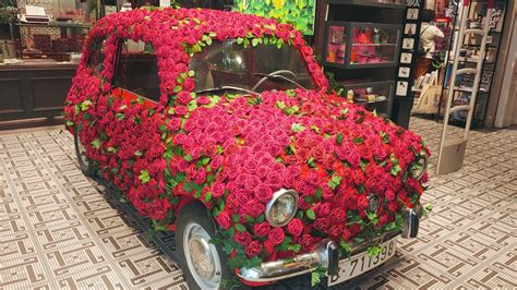 Un Seat Amb Roses A La Papereria Raima Per Sant Jordi