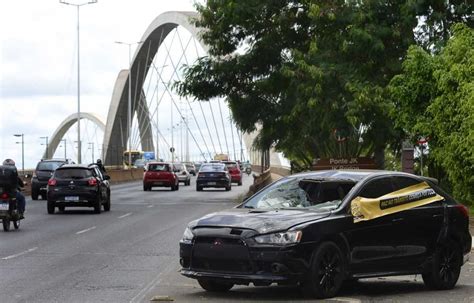 Maio Amarelo Detran Espalha Carros Batidos Para Conscientizar