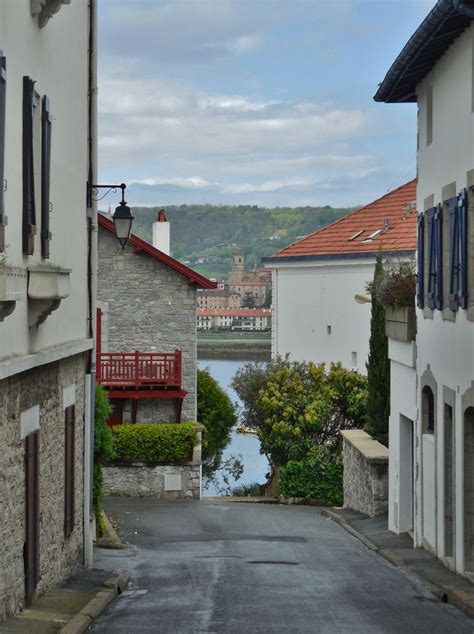 Rue De Hendaye Avec Vue Sur Fontarrabie En Espagne Basque Country