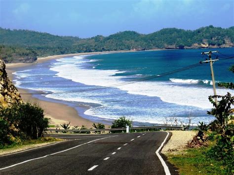 Daya Tarik Dari Pantai Soge Yang Terletak Di Pinggir Jalan Jalur