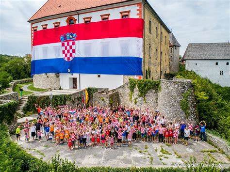 ČESTITKA POVODOM DANA DRŽAVNOSTI Grad Ozalj