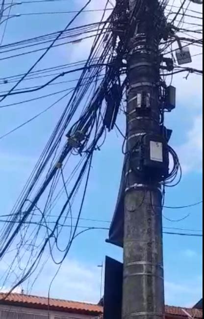 O Descaso Dos Fios Soltos Nos Postes Da Cidade