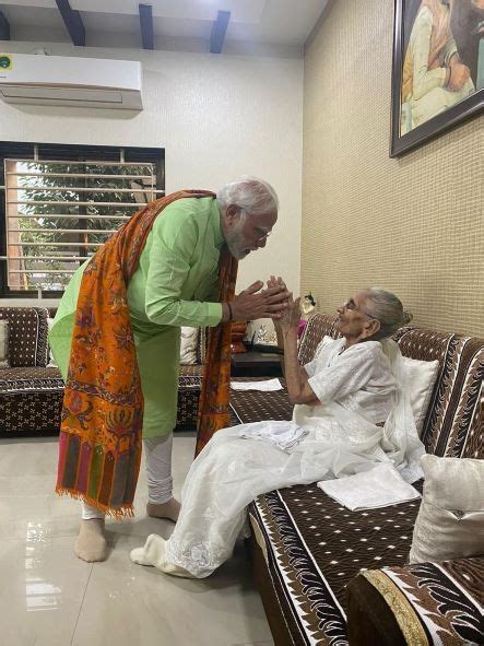 Gujarat Polls Phase 2 Pm Modi Seeks Mother Heerabens Blessings