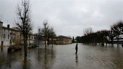 Inondations dans le Sud Ouest Saintes face à la montée des eaux Geo fr