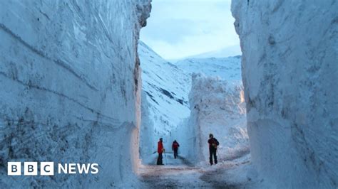 Alps snowfall: Trains reach tourists stranded in Zermatt - BBC News