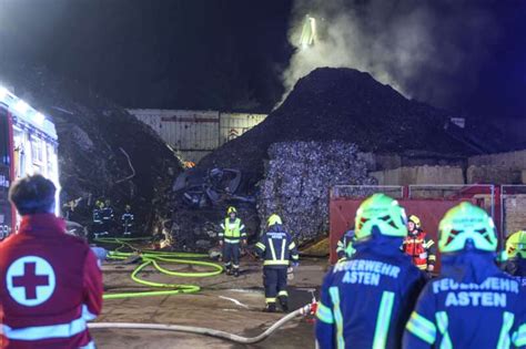 Zwei Feuerwehren Bei Einem Brand Auf Einem Schrottplatz In Asten Im Einsatz