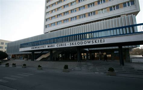 Maria Curie Skłodowska University has the largest number of applicants ...