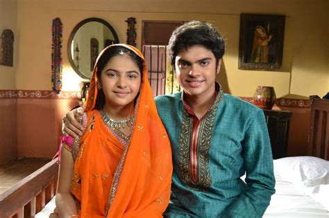 Balika Vadhu On-Sets: The cast poses for the cameras! - Colors Tv