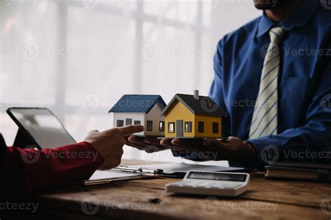 Agente De Bienes Ra Ces Que Presenta Y Consulta Al Cliente Para La Toma