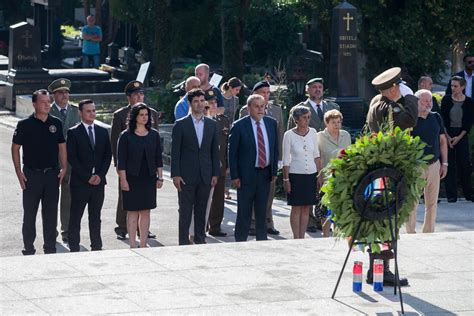 Galerija Dr Avni Vrh Polo Io Vijence I Zapalio Svije E Na Mirogoju Str