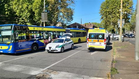 Scontro con un bus al rondò Rivella 12 feriti tra cui uno in codice