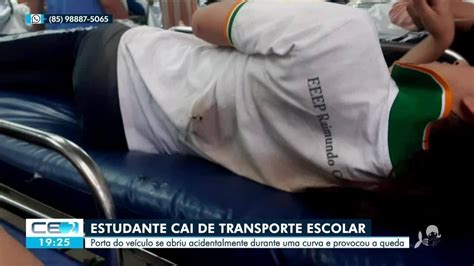 Aluna de 15 anos se fere após cair de ônibus escolar em movimento no