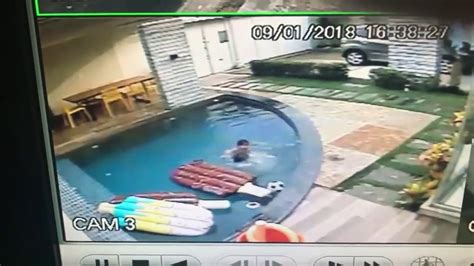 Héros du jour il sauve son petit frère tombé dans la piscine Vidéo