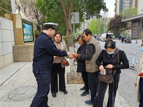 春季守护行动“我爱西安我文明 佩戴头盔显校风”交通安全进校园 西部网（陕西新闻网）