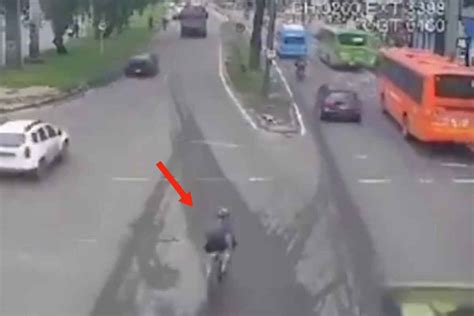 Video revela cómo una volqueta arrolla fatalmente a un ciclista en la