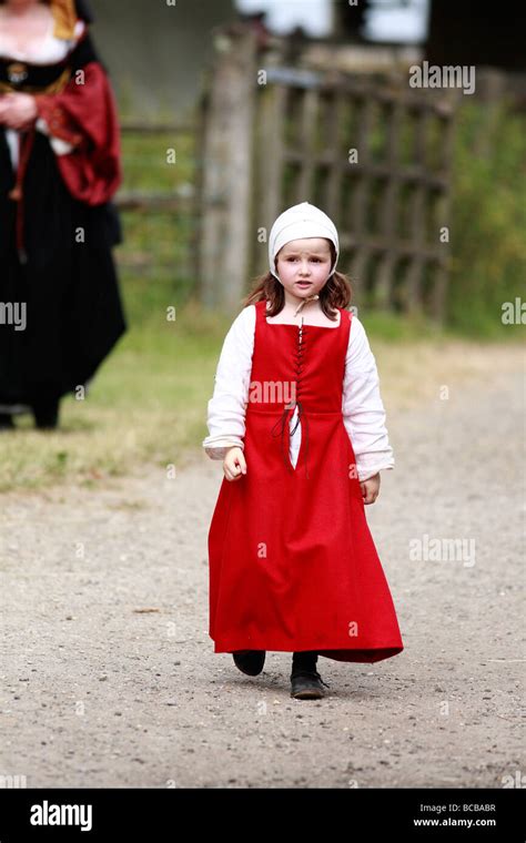 Tudor Costume Hi Res Stock Photography And Images Alamy