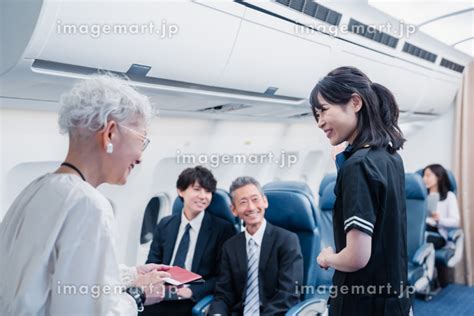 飛行機の機内で過ごす日本人の乗客 （人物）の写真素材 201547369 イメージマート