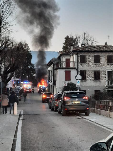 Resta Bloccato Nellauto In Fiamme Intervengono I Passanti Con L