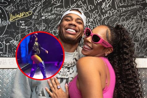 Fans Go Wild Over Ashanti S Cute Baby Bump On Stage Video