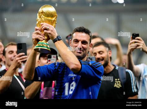 Lionel Scaloni responsable argentin célèbre le trophée de la coupe du