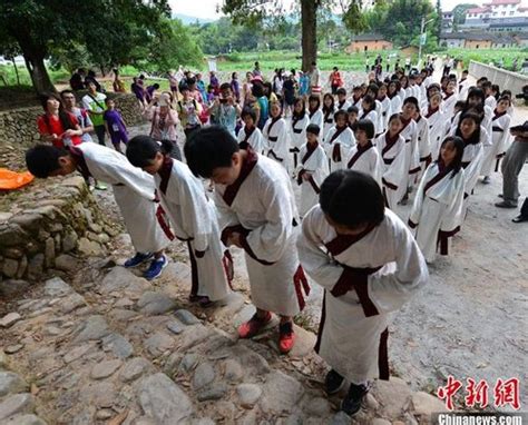 台湾学子福建朱子故里行敬师礼2国学网 国学经典 国学大师 国学常识 中国传统文化网 汉学研究