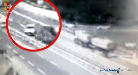 Anziano entra in autostrada contromano il frontale è choc Video