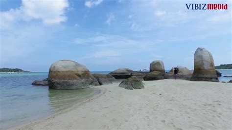 Pemandangan Pasir Putih Dan Batu Batuan Granit Besar Di Pulau Batu