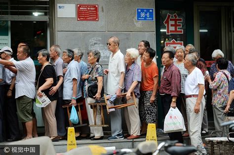 济南：上百老人凌晨5点排队 银行等候四小时取工资资讯凤凰网