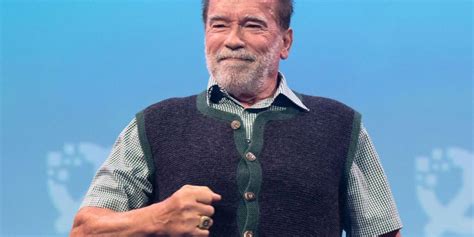 Schwarzenegger wirbt mit Schwert und Tieren für neues Buch