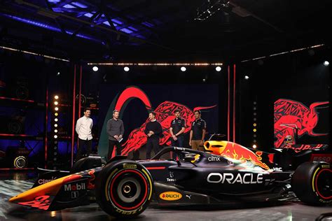 オラクル・レッドブル・レーシングが2022年型f1マシン『rb18』を初公開。エンジンカウルにhrcのロゴ F1速報公式サイト