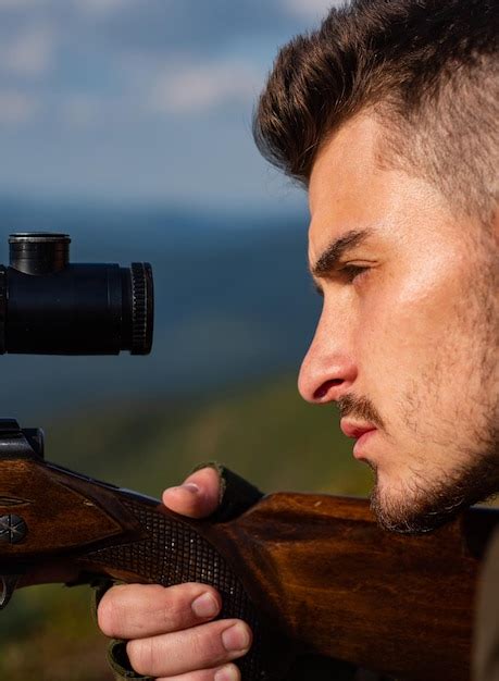 Gros Plan Sur La Carabine Des Tireurs D élite à La Chasse En Plein Air