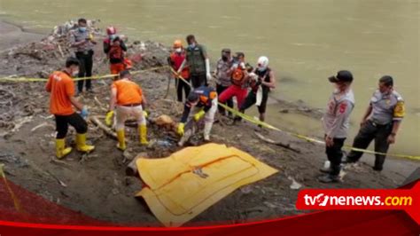 Geger Jasad Pria Tanpa Identitas Ditemukan Membusuk Terkubur Pasir Di