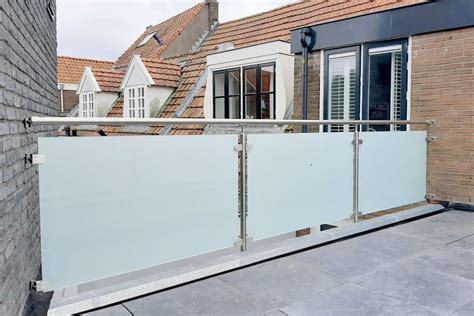 Meer Privacy Door Glazen Balustrade Met Matglas