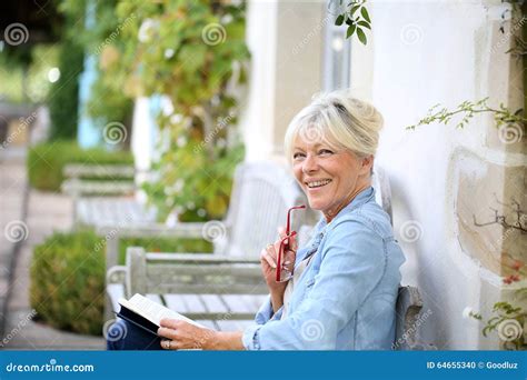 Livro De Leitura Superior Da Mulher Fora Foto De Stock Imagem De