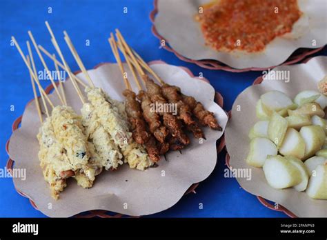 Foto De Satay De Pollo Recubierto Con Huevo Frito Y Satay De Intestino