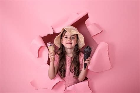 Menina Engra Ada Gelado No Fundo Colorido Imagem De Stock Imagem