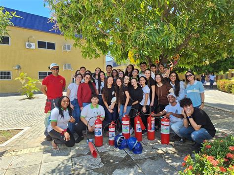 Alunos e servidores terceirizados participam de aula prática de combate