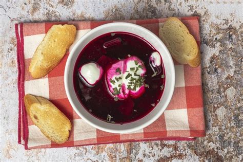 Sopa tradicional de borscht rojo nacional ucraniano y ruso en un tazón